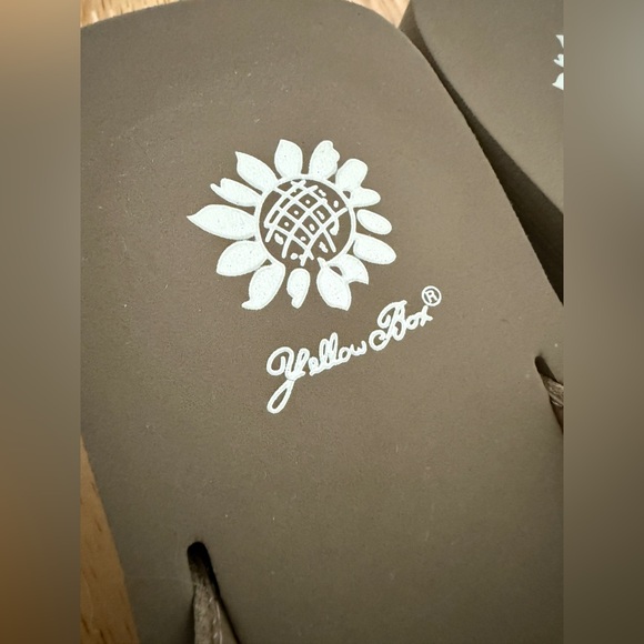 Yellow Box Women's Tan Flip Flops Size 9 Lots of Bling Worn Once - Picture 10 of 14